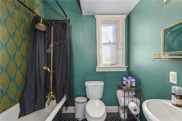 full bath with tile patterned flooring, toilet, a sink, baseboards, and shower / tub combo with curtain