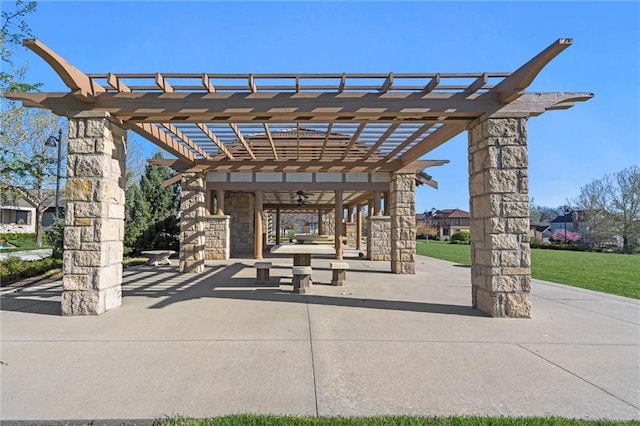 9011 NE 79th St, Kansas City, MO 64158 - surrounding community featuring a pergola