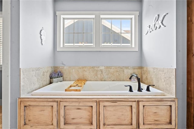 9011 NE 79th St, Kansas City, MO 64158 - full bath with a garden tub