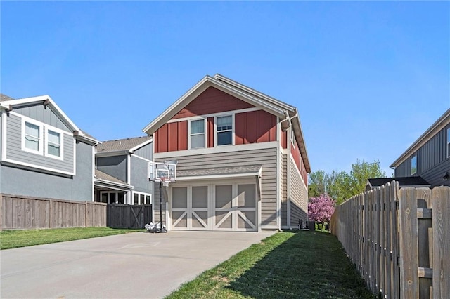 9011 NE 79th St, Kansas City, MO 64158 - craftsman house featuring a garage, driveway, a front yard, and fence
