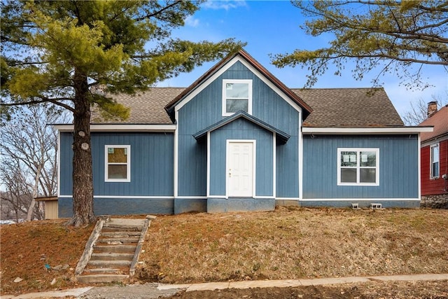 bungalow-style home featuring a shingled roof