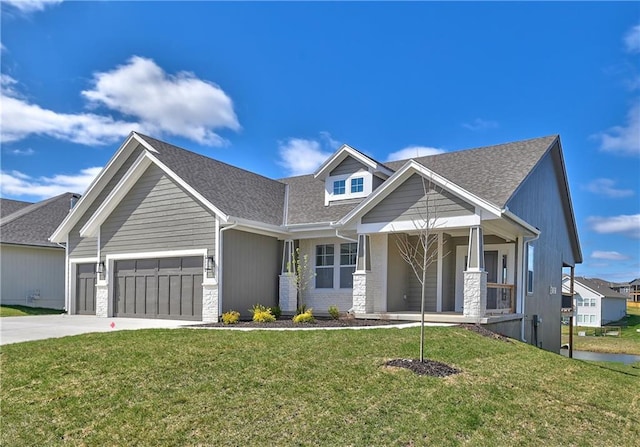 view of front of house featuring a front lawn, driveway, a shingled roof, and an attached garage