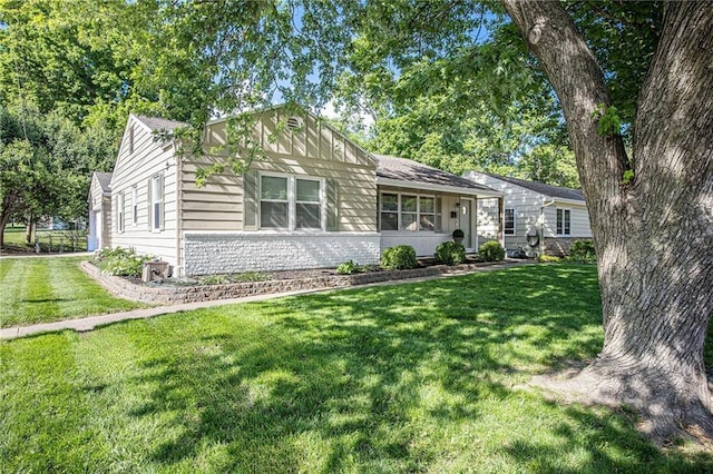 view of front of home with a front lawn