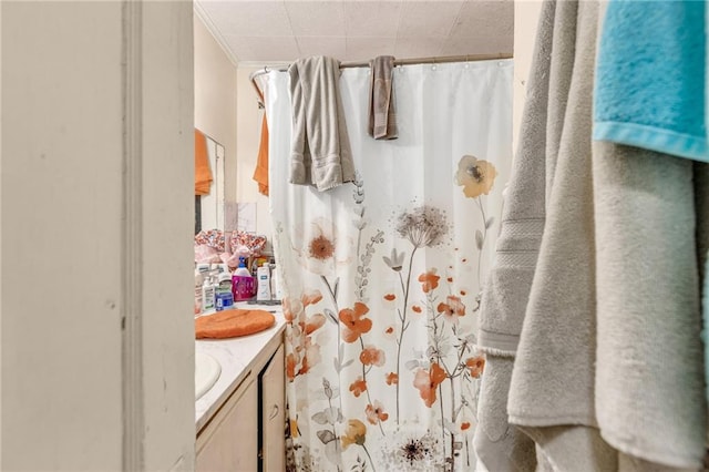 full bathroom with curtained shower and vanity