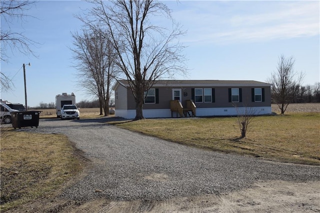 manufactured / mobile home with driveway and a front yard