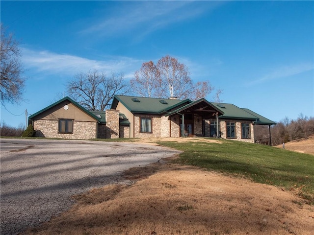 single story home featuring a front lawn