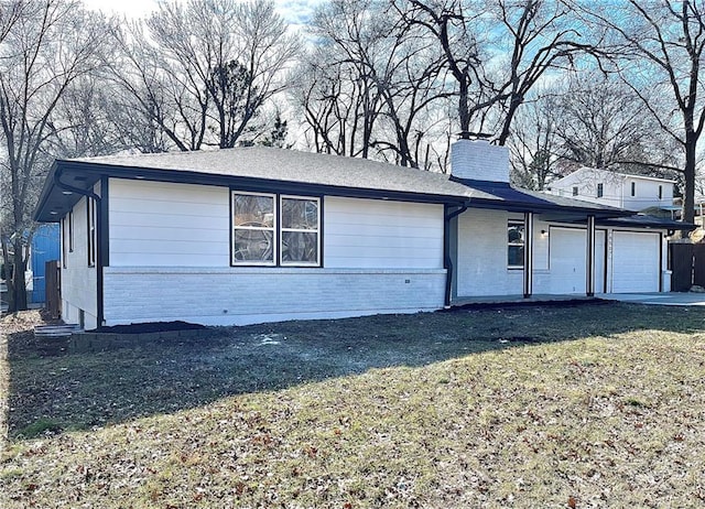 view of front facade featuring a front lawn and a garage