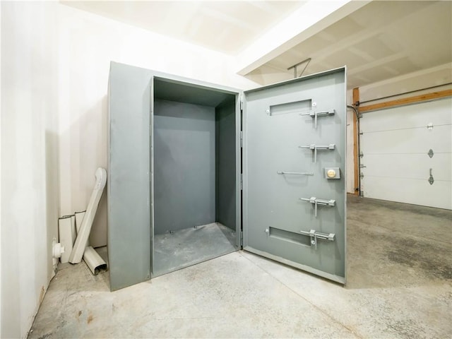 bathroom featuring concrete flooring