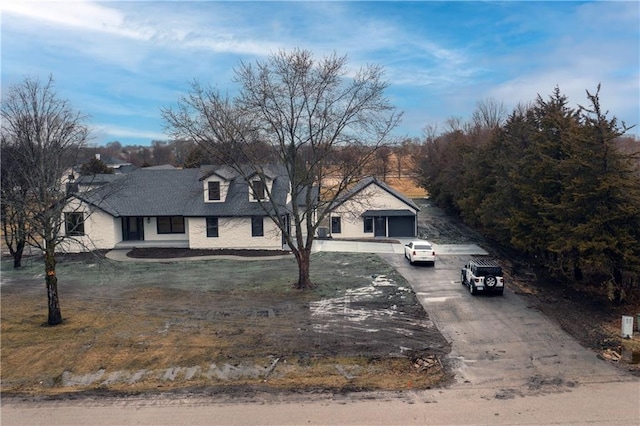 view of front of property featuring driveway