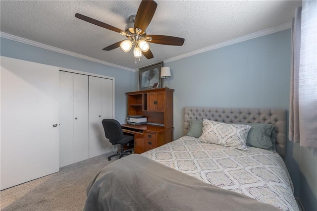 bedroom with ceiling fan, crown molding, a textured ceiling, carpet floors, and a closet