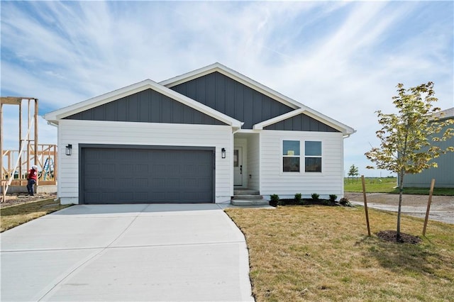 view of front of house featuring a garage and a front yard