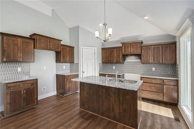 12414 Adam St, Excelsior Springs, MO 64024 - kitchen with a sink, a chandelier, tasteful backsplash, a kitchen island with sink, and dark wood-style floors