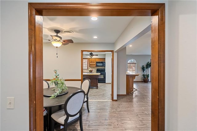 dining room with ceiling fan, light wood-style flooring, recessed lighting, visible vents, and baseboards