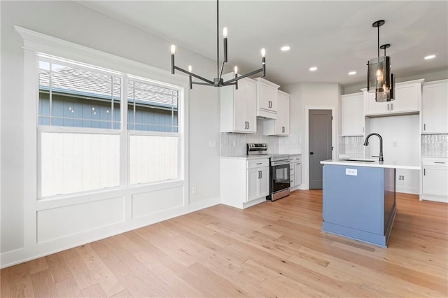 17151 W 168th Pl, Olathe, KS 66062 - kitchen featuring electric range, light wood-style floors, tasteful backsplash, light countertops, and a chandelier
