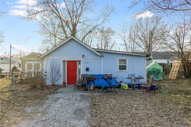 view of front of house featuring fence