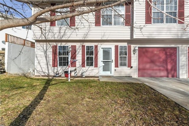 view of front of property featuring driveway and a front lawn