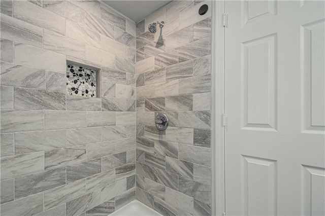 full bathroom featuring a tile shower