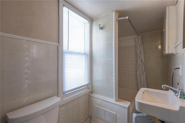 full bath featuring a sink, visible vents, tile walls, and toilet