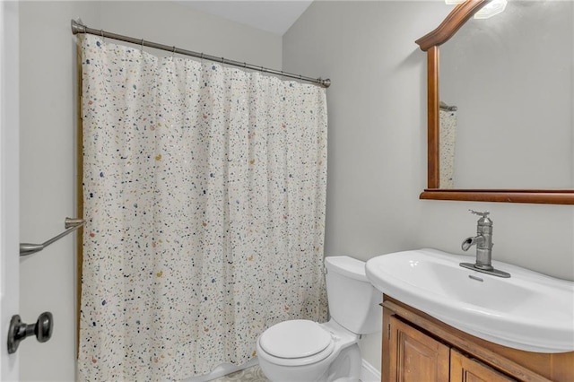 full bath with a shower with shower curtain, vanity, and toilet