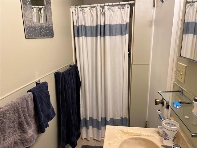 full bath featuring a shower with shower curtain and vanity