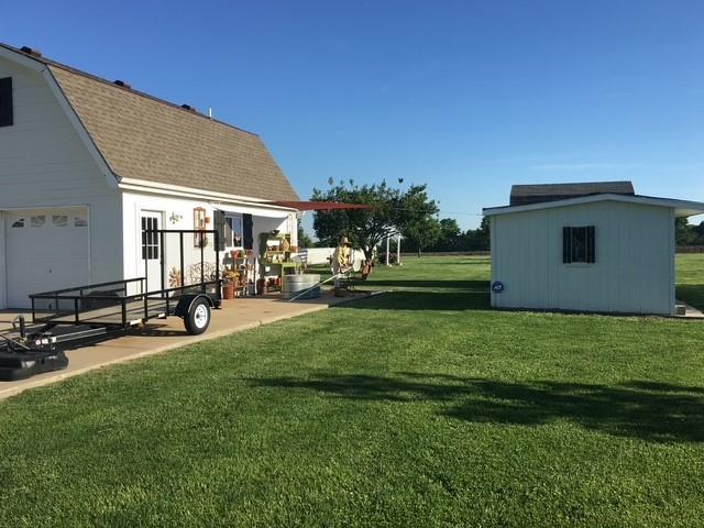 view of yard with an outdoor structure