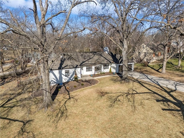 view of front of house featuring a front lawn and driveway