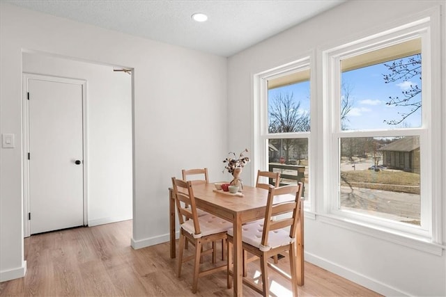 dining area with recessed lighting, light wood-style flooring, and baseboards