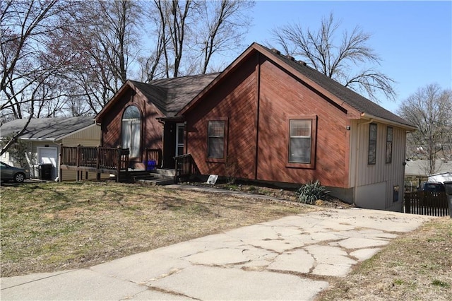 view of front of home featuring a front yard and a wooden deck