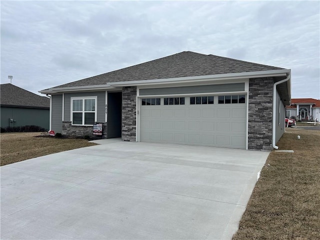 view of front facade featuring a front lawn and a garage