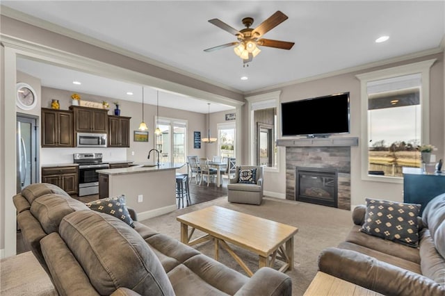 living room featuring carpet floors, recessed lighting, baseboards, and ornamental molding