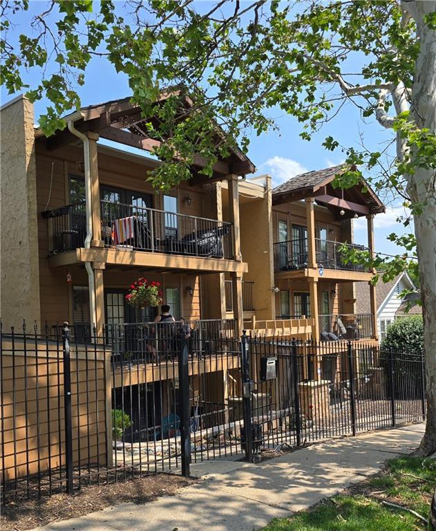 4727 Jarboe St Unit 109, Kansas City, MO 64112 - photo 2