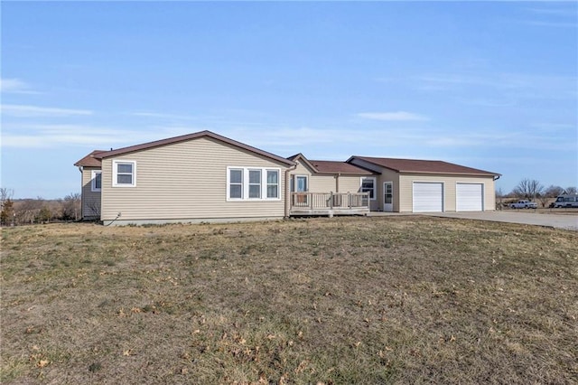 view of front of house with a garage and a front yard