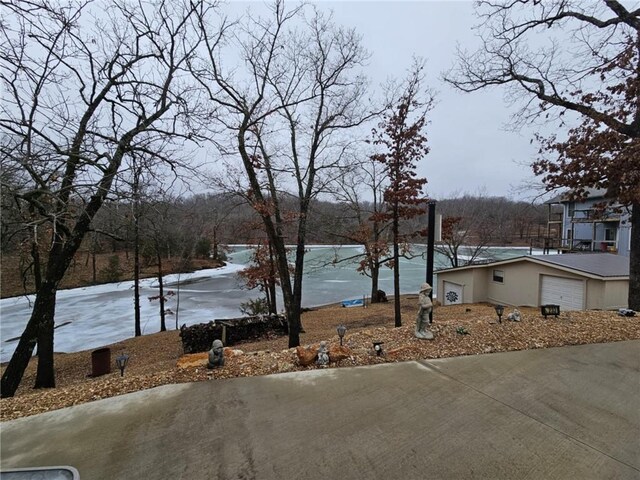 view of yard featuring a detached garage