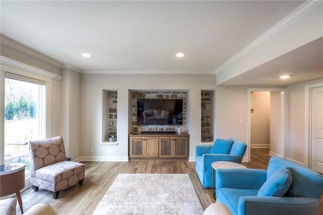 living area featuring light wood-style floors, recessed lighting, crown molding, and baseboards