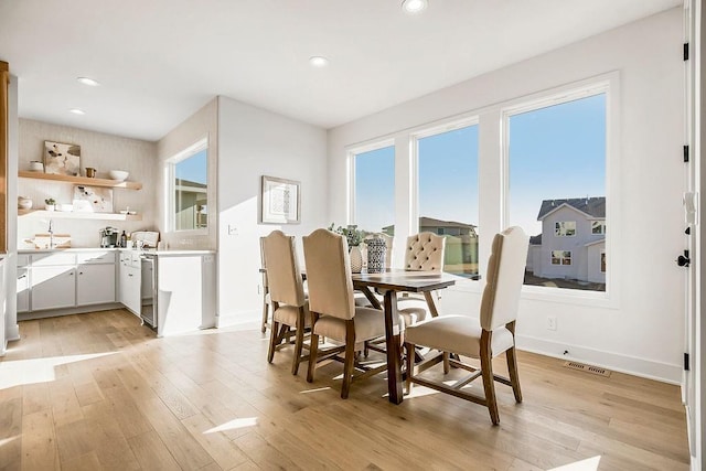dining area featuring recessed lighting, light wood-style floors, visible vents, and baseboards
