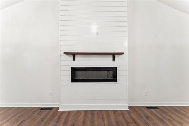 room details featuring wood finished floors, visible vents, and baseboards