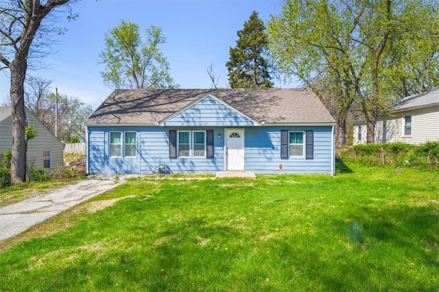 7408 E 57th St, Kansas City, MO 64129 - bungalow-style home featuring a front yard