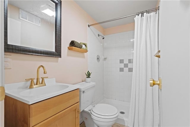 full bathroom featuring toilet, visible vents, a tile shower, and vanity