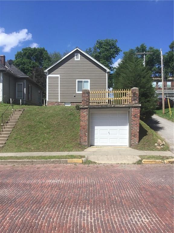 view of front of property with driveway