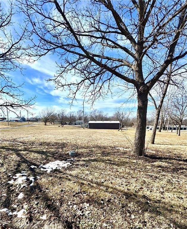 Listing photo 3 for 709 Seabury St, Effingham KS 66023