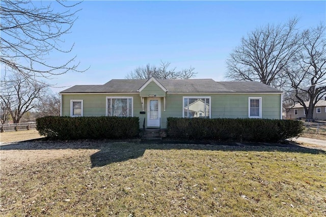 view of front of property featuring fence and a front lawn