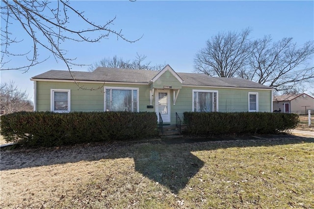 single story home with a front yard