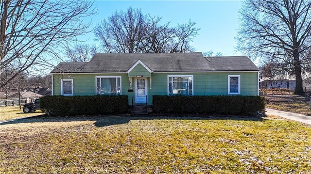 view of front of home featuring a front lawn