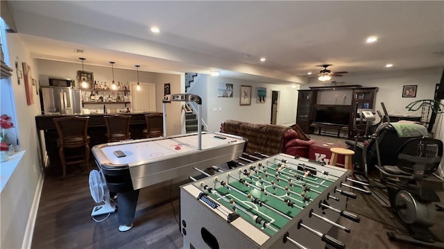 game room featuring indoor wet bar, dark wood finished floors, a ceiling fan, and recessed lighting