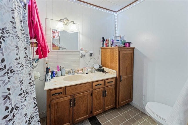 bathroom with toilet, curtained shower, and vanity