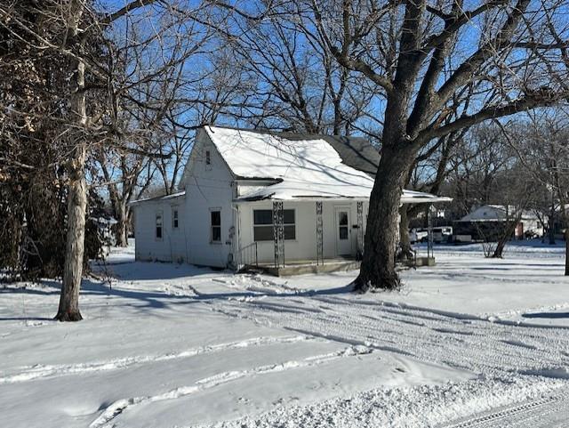 view of front of property featuring a porch