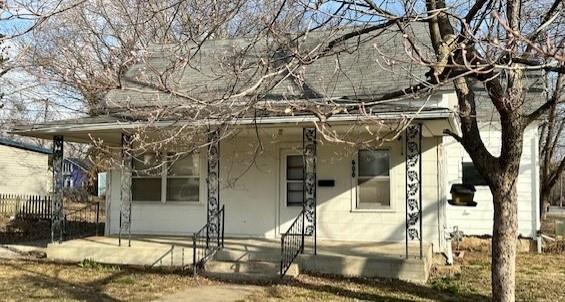 view of front facade with stucco siding and fence