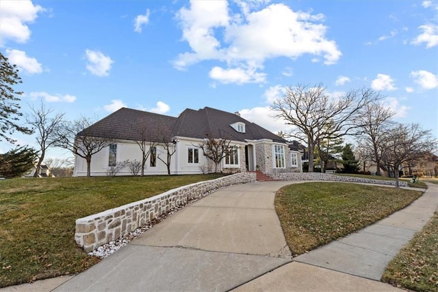 view of front of property featuring concrete driveway and a front yard