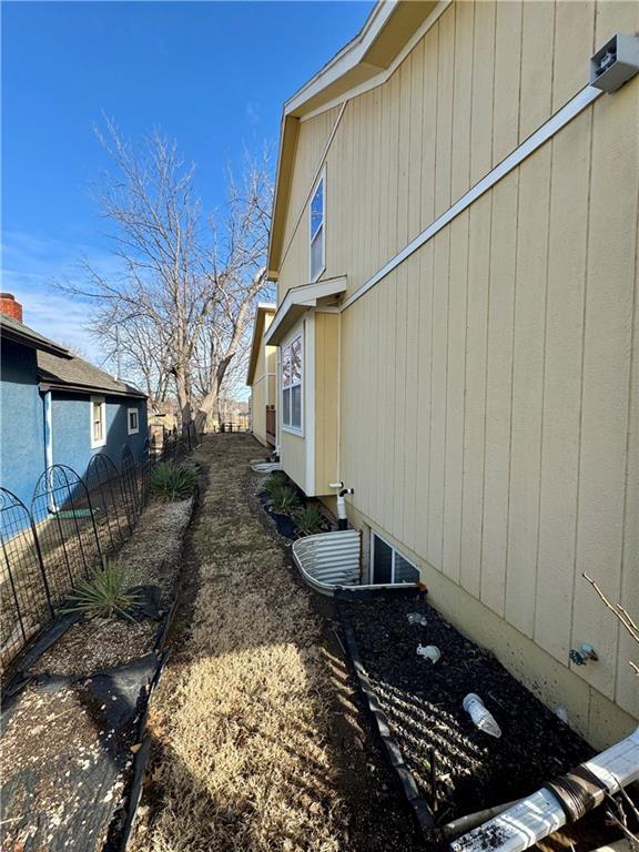 718 Oakland Ave, Kansas City, KS 66101 - view of home's exterior with fence