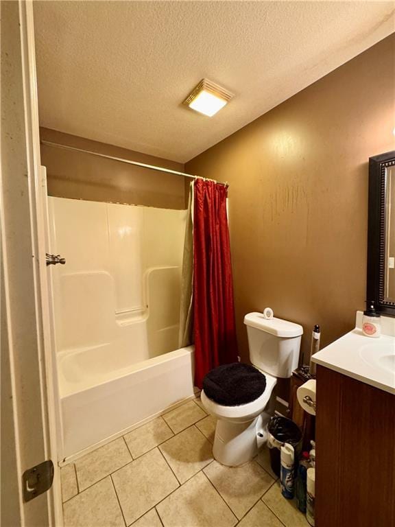 718 Oakland Ave, Kansas City, KS 66101 - full bath featuring a textured ceiling, tile patterned flooring, toilet, shower / tub combo, and vanity
